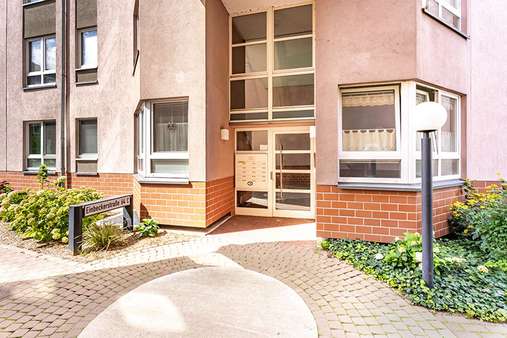 Hauseingang Hauseingang - Etagenwohnung in 10315 Berlin mit 69m² kaufen