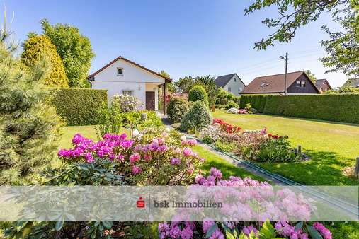 Weg zum Haus - Grundstück in 12623 Berlin mit 1128m² kaufen