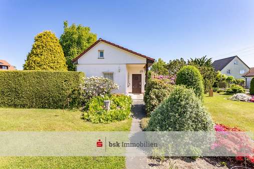 Weg zum Haus - Grundstück in 12623 Berlin mit 1128m² kaufen