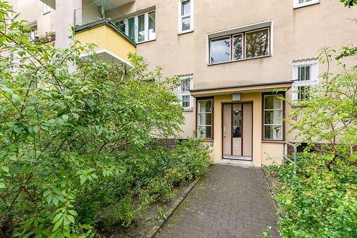 Hauseingang Hauseingang - Etagenwohnung in 14169 Berlin mit 55m² kaufen