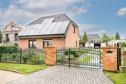 Hausansicht Straßenseite Hausansicht Straßenseite - Einfamilienhaus in 12679 Berlin mit 108m² kaufen