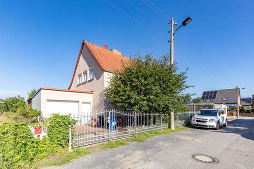 Garagenansicht Garagenansicht - Einfamilienhaus in 12623 Berlin mit 164m² kaufen