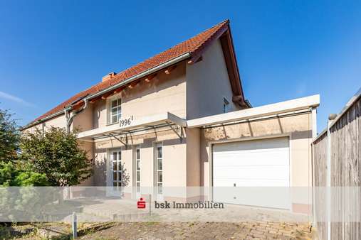 Hauseingang nebst Garage Nr. 2 Hauseingang nebst Garage Nr. 2 - Einfamilienhaus in 12623 Berlin mit 164m² kaufen