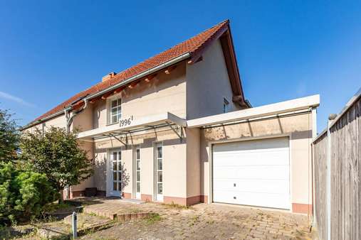 Hauseingang nebst Garage Nr. 2 Hauseingang nebst Garage Nr. 2 - Einfamilienhaus in 12623 Berlin mit 164m² kaufen