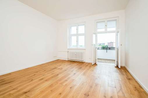 Wohnzimmer mit Balkonzugang Wohnzimmer mit Balkonzugang - Etagenwohnung in 12159 Berlin mit 69m² kaufen