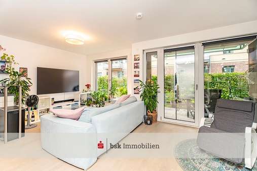Wohnzimmer - Etagenwohnung in 10367 Berlin mit 54m² kaufen