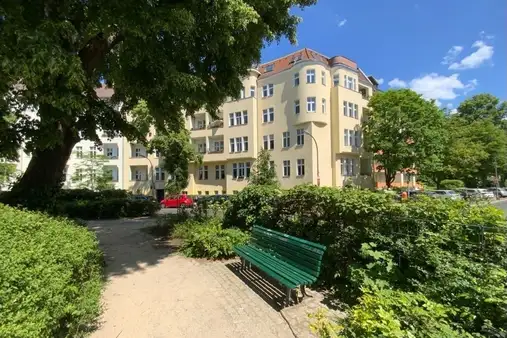 Bezugsfreie 3-Zimmer Altbauwohnung am Friedensplatz in Tempelhof