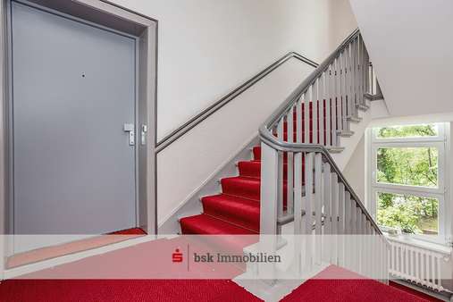 Treppenhaus mit Eingangstür Treppenhaus mit Eingangstür - Etagenwohnung in 10711 Berlin mit 64m² kaufen