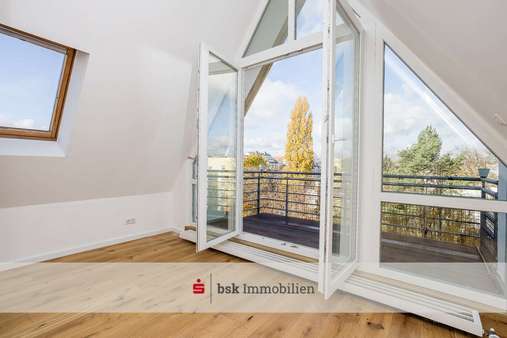 Blick auf den Balkon Blick auf den Balkon - Dachgeschosswohnung in 13156 Berlin mit 63m² kaufen
