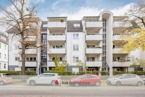 Straßenseite - Erdgeschosswohnung in 13156 Berlin mit 66m² kaufen