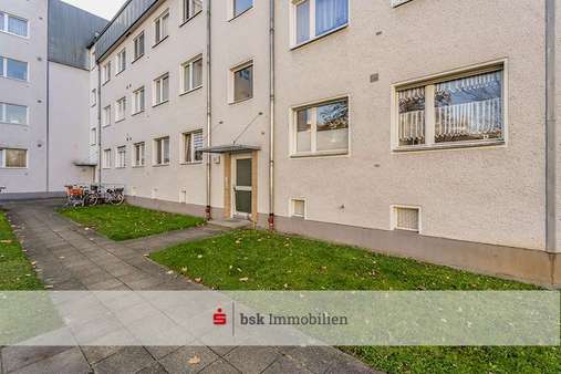 Eingangsbereich mit Wohnung im Hochparterre rechts Eingangsbereich mit Wohnung im Hochparterre rechts - Etagenwohnung in 12249 Berlin mit 65m² kaufen