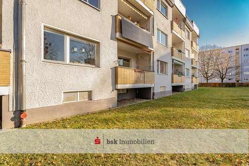 Rückansicht mit Wohnung im Hochparterre Rückansicht mit Wohnung im Hochparterre - Etagenwohnung in 12249 Berlin mit 65m² kaufen