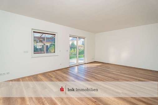 Wohnzimmer mit Zugang zur Terrasse Wohnzimmer mit Zugang zur Terrasse - Doppelhaushälfte in 13053 Berlin mit 101m² kaufen