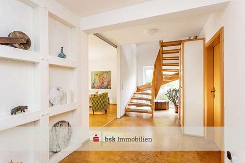 Eingang mit Treppenhaus - Einfamilienhaus in 12589 Berlin mit 114m² kaufen