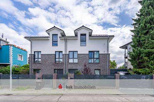 Hausansicht - Doppelhaushälfte in 12209 Berlin mit 234m² kaufen