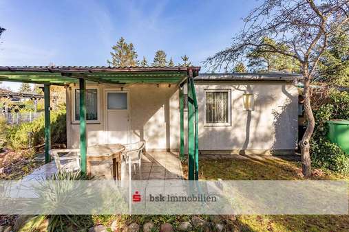 Eingangsbereich mit überdachter Terrasse - Grundstück in 12559 Berlin mit 399m² kaufen