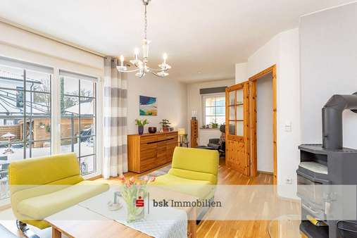 Wohnzimmer mit Kamin und Terrasse  - Einfamilienhaus in 12589 Berlin mit 101m² kaufen
