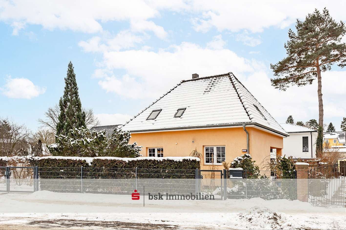 Hausansicht Straße - Einfamilienhaus in 12589 Berlin mit 101m² kaufen