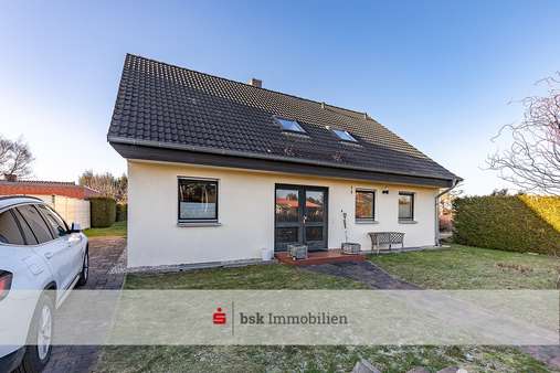 Vorderseite des Hauses - Zweifamilienhaus in 13159 Berlin mit 159m² kaufen