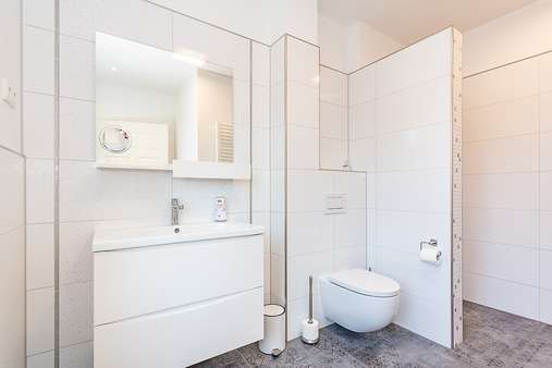 Badezimmer im Erdgeschoss - Villa in 12355 Berlin mit 192m² günstig kaufen