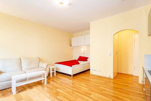 Wohn- und Schlafzimmer - Appartement in 10823 Berlin mit 32m² günstig kaufen
