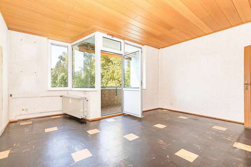 Wohnzimmer mit Loggia - Etagenwohnung in 13437 Berlin mit 52m² kaufen