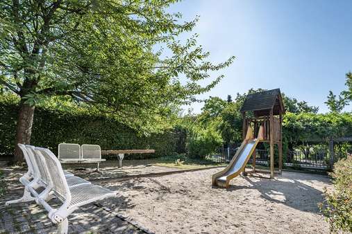 Spielplatz  - Etagenwohnung in 14167 Berlin mit 76m² kaufen