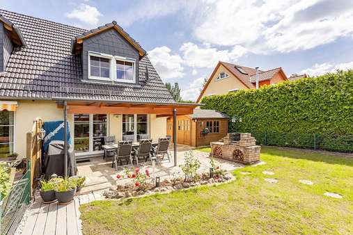 Gartenseite Haus mit Terrasse - Doppelhaushälfte in 12683 Berlin mit 110m² kaufen