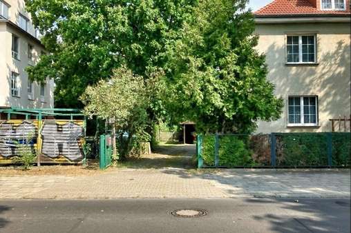 Straßenansicht mit Einfahrt - Grundstück in 12623 Berlin mit 496m² kaufen