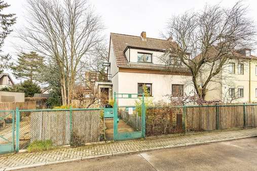 Außenansicht - Einfamilienhaus in 13403 Berlin mit 210m² günstig kaufen
