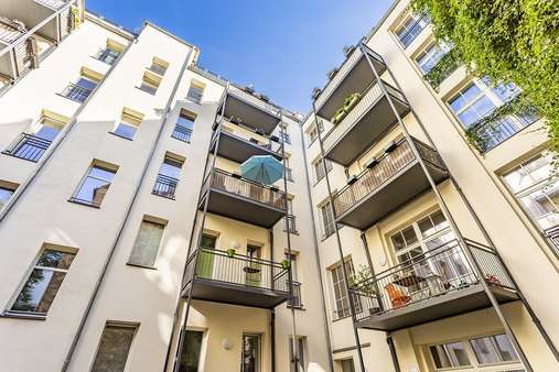 Innenhof - Dachgeschosswohnung in 10405 Berlin mit 197m² günstig kaufen