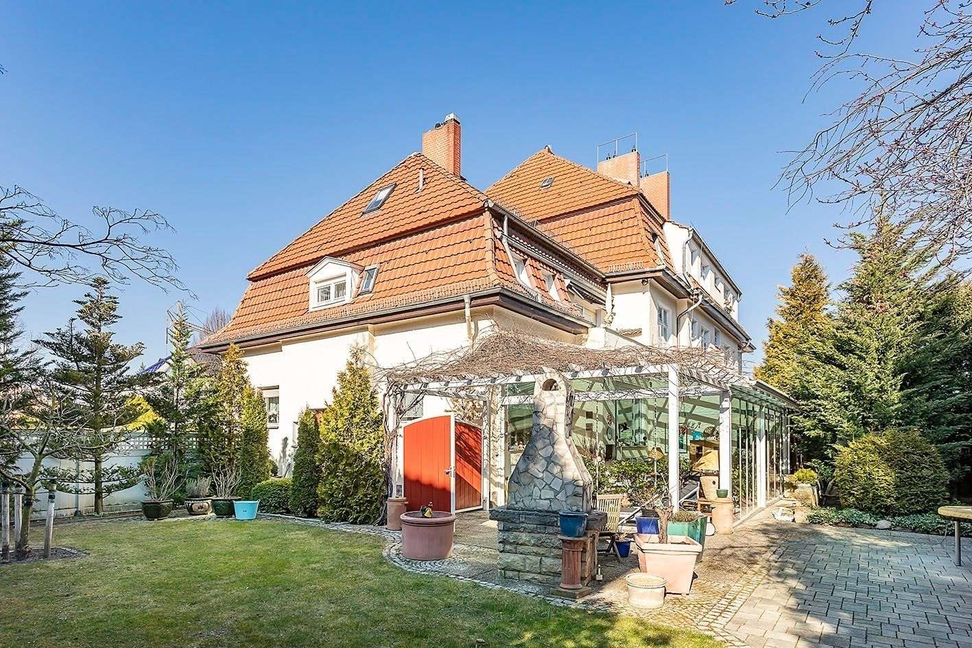 Hausansicht mit Wintergarten - Einfamilienhaus in 12305 Berlin mit 139m² günstig kaufen