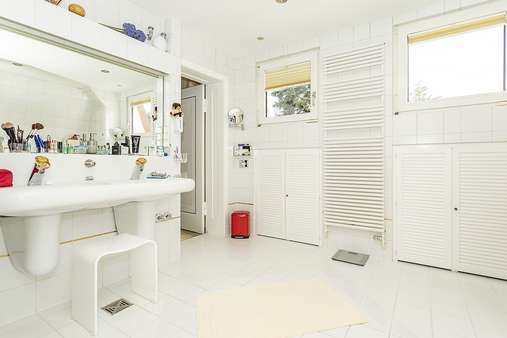 Badezimmer - Einfamilienhaus in 12305 Berlin mit 139m² günstig kaufen
