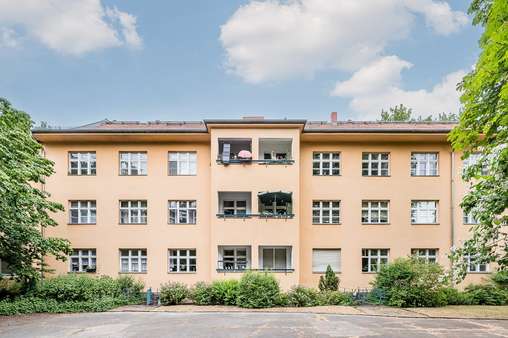 Hausansicht Hinterseite - Erdgeschosswohnung in 13409 Berlin mit 63m² kaufen