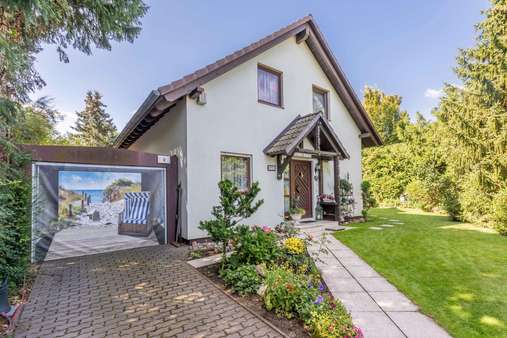 Hauseingang und Garage - Einfamilienhaus in 12683 Berlin mit 125m² kaufen