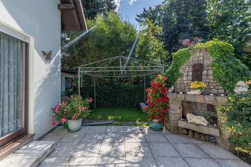 Terrasse mit Kaminofen - Einfamilienhaus in 12683 Berlin mit 125m² kaufen