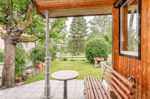 Terrasse mit Gartenausblick - Einfamilienhaus in 12621 Berlin mit 102m² kaufen