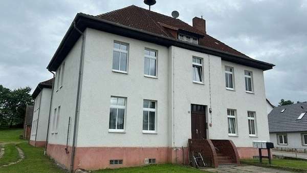 Ansicht mit Hauseingang - Mehrfamilienhaus in 17168 Sukow-Levitzow mit 504m² kaufen