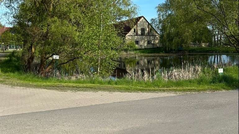 Teich gegenüber
