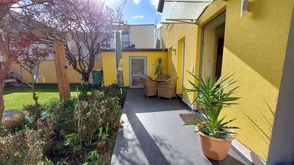 Garten mit Terrasse im Sommer - Mehrfamilienhaus in 18119 Rostock mit 360m² kaufen