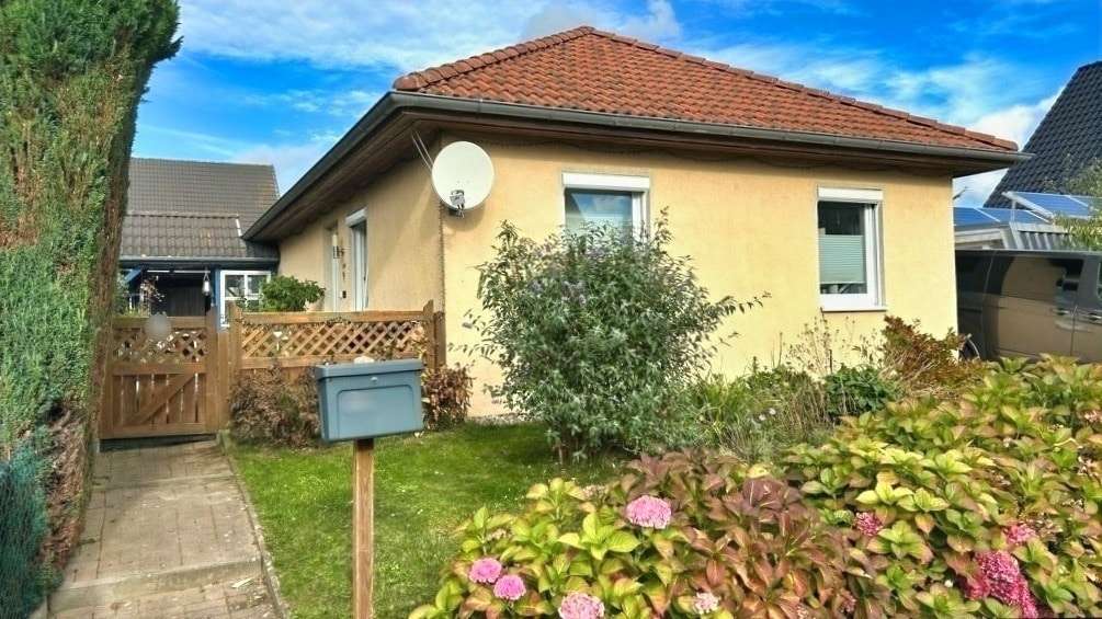 straßenseitige Gebäudeansicht - Bungalow in 18059 Ziesendorf mit 74m² kaufen