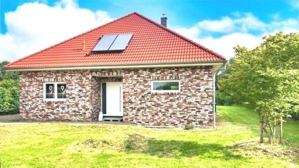 straßenseitige Gebäudeansicht mit Solaranlage straßenseitige Gebäudeansicht mit Solaranlage - Einfamilienhaus in 18258 Wiendorf mit 204m² kaufen
