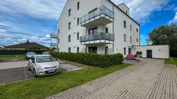 Eingangsbereich und Parkplatz Eingangsbereich und Parkplatz - Etagenwohnung in 18209 Bad Doberan mit 70m² kaufen