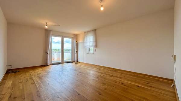 Lichtdurchflutetes Wohnzimmer mit Zugang zum Balkon Lichtdurchflutetes Wohnzimmer mit Zugang zum Balkon - Etagenwohnung in 18209 Bad Doberan mit 70m² kaufen