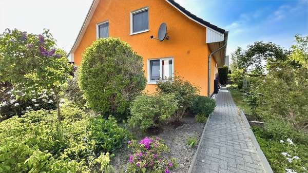 Eingangsweg - Zweifamilienhaus in 18211 Admannshagen-Bargeshagen mit 168m² kaufen