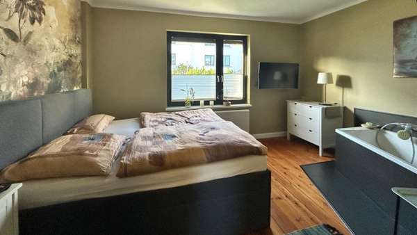 Schlafzimmer mit Badewanne Schlafzimmer mit Badewanne - Etagenwohnung in 18209 Bad Doberan mit 82m² kaufen