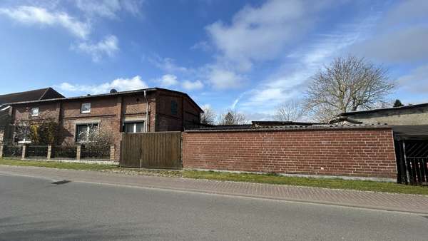 Mauer zur Straßenseite - Doppelhaushälfte in 18246 Oettelin mit 80m² kaufen