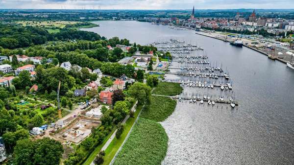 Drohnenaufnahme Baufeld Drohnenaufnahme Baufeld - Dachgeschosswohnung in 18147 Rostock mit 132m² kaufen