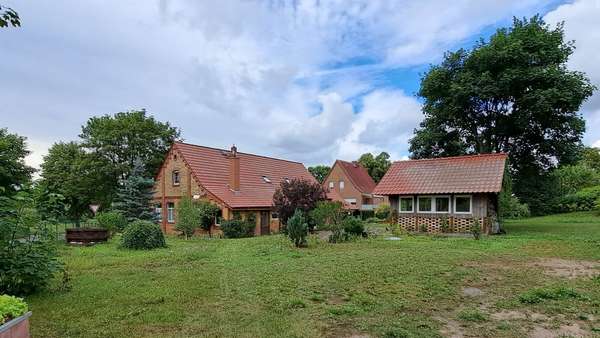 seitliche Außenansicht seitliche Außenansicht - Einfamilienhaus in 18279 Lalendorf mit 270m² kaufen