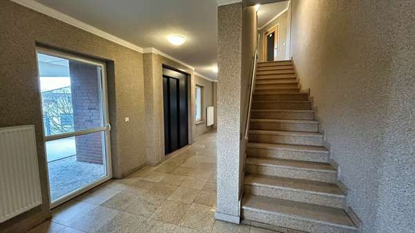 Treppenhaus - Etagenwohnung in 18119 Rostock mit 71m² kaufen